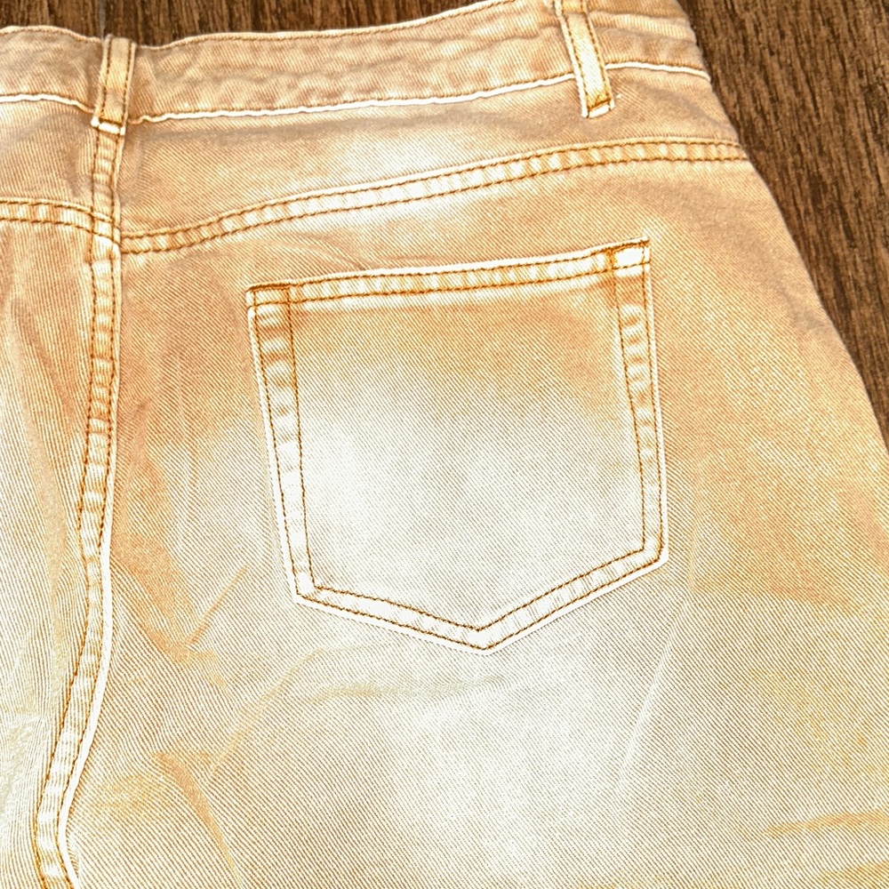 Distressed Tan Women cropped Jeans - Picture 4 of 5